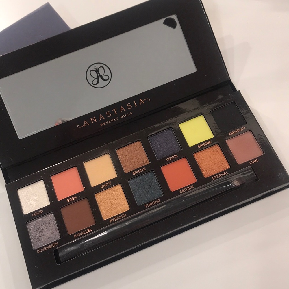Anastasia Beverly Hills Prism- great condition